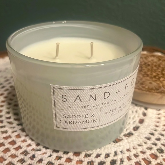 Saddle & Cardamom Scented Candle - Picture 1 of 13